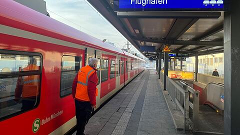 Obwohl die S-Bahnen im Notfahrplan sehr regelmäßig gefahren sind: kaum Fahrgäste am Ostbahnhof. Ähnliche Szenen waren am Hauptbahnhof und am Marienplatz zu beobachten.