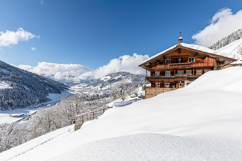 Niederau in Wildschönau im Schnee bei strahlendem Sonnenschein.