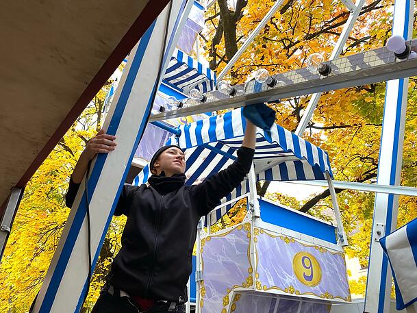 Am historischen Russenrad, das gerade noch auf der Wiesn stand, wischt Mitarbeiterin Ewa (24) das Gestänge blank für den Dultstart. Am historischen Russenrad, das gerade noch auf der Wiesn stand, wischt Mitarbeiterin Ewa (24) das Gestänge blank für den Dultstart.