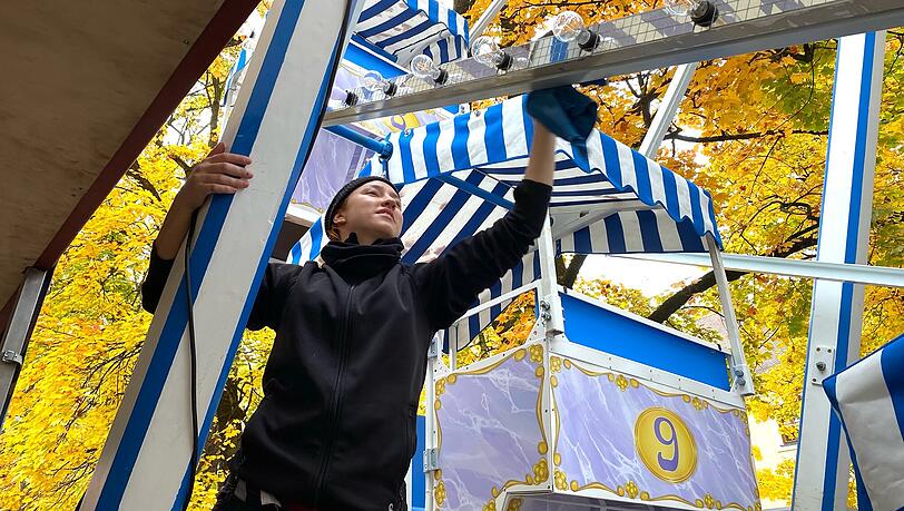 Am historischen Russenrad, das gerade noch auf der Wiesn stand, wischt Mitarbeiterin Ewa (24) das Gestänge blank für den Dultstart. Am historischen Russenrad, das gerade noch auf der Wiesn stand, wischt Mitarbeiterin Ewa (24) das Gestänge blank für den Dultstart.