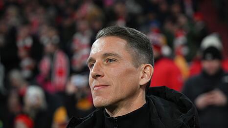 F&uuml;r Daniel Bauer war das 1:8 eine ganz bittere M&uuml;nchen-Premiere als Wolfsburger Cheftrainer.