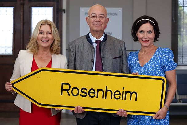 Marisa Burger (re.) am Set der "Rosenheim-Cops". &Uuml;ber zwei Jahrzehnte stand sie f&uuml;r die ZDF-Serie vor der Kamera.