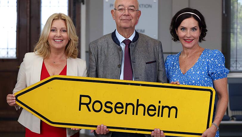 Marisa Burger (re.) am Set der "Rosenheim-Cops". &Uuml;ber zwei Jahrzehnte stand sie f&uuml;r die ZDF-Serie vor der Kamera.