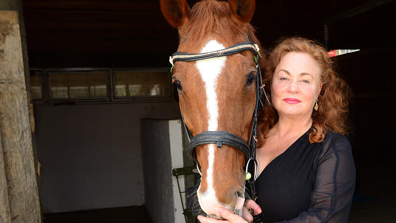 Mit ihrer Stute: Petra Berndt fühlt sich auf dem Reiterhof pudelwohl. Mit ihrer Stute: Petra Berndt fühlt sich auf dem Reiterhof pudelwohl.