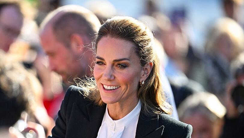 Prinz William (im Hintergrund) und Prinzessin Kate am 9. Oktober im nordirischen Belfast. Prinz William (im Hintergrund) und Prinzessin Kate am 9. Oktober im nordirischen Belfast.