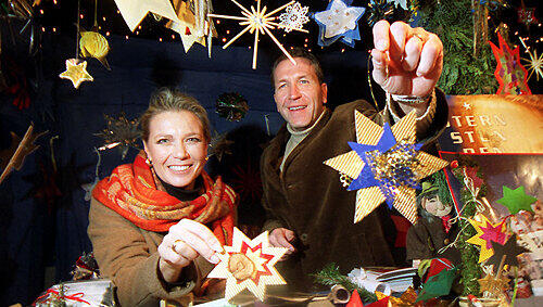 Am Sternstunden-Stand verkaufen Prominente wie Fußballstar Andy Köpke (r.) mit Organisatorin Gabriele Degelmann Papier- und Strohsterne für die gute Sache. Am Sternstunden-Stand verkaufen Prominente wie Fußballstar Andy Köpke (r.) mit Organisatorin Gabriele Degelmann Papier- und Strohsterne für die gute Sache.