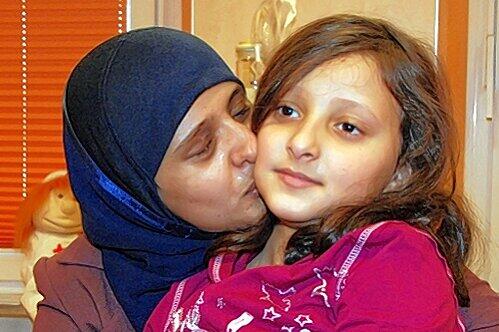 Das rechte Auge hat Asma Al Kumaim beim Anschlag verloren &ndash; aber sie und ihre Tochter haben überlebt.