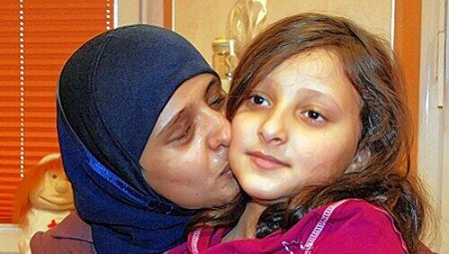 Das rechte Auge hat Asma Al Kumaim beim Anschlag verloren – aber sie und ihre Tochter haben überlebt. Das rechte Auge hat Asma Al Kumaim beim Anschlag verloren – aber sie und ihre Tochter haben überlebt.