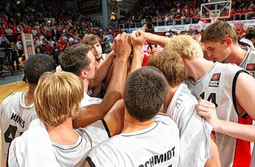 Schiris hin, Schiris her: Brose Baskets beschwören vor dem dritten Duell gegen die Artland Dragons den Teamgeist.