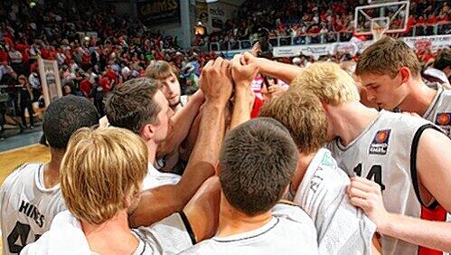 Schiris hin, Schiris her: Brose Baskets beschwören vor dem dritten Duell gegen die Artland Dragons den Teamgeist. Schiris hin, Schiris her: Brose Baskets beschwören vor dem dritten Duell gegen die Artland Dragons den Teamgeist.