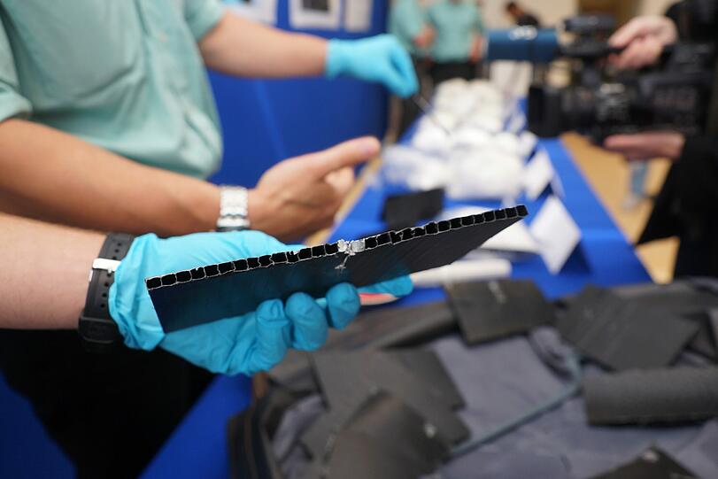 20 Kilo der synthetischen Droge Crystal wurden im Februar beschlagnahmt - der bisher größte Fund in Deutschland. Auf der PK am Dienstag präsentiert der Zoll die Päckchen.