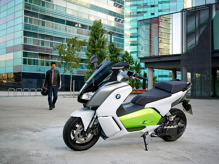 Der Elektroroller C evolution von BMW schafft an die 100 Kilometer am Stück.