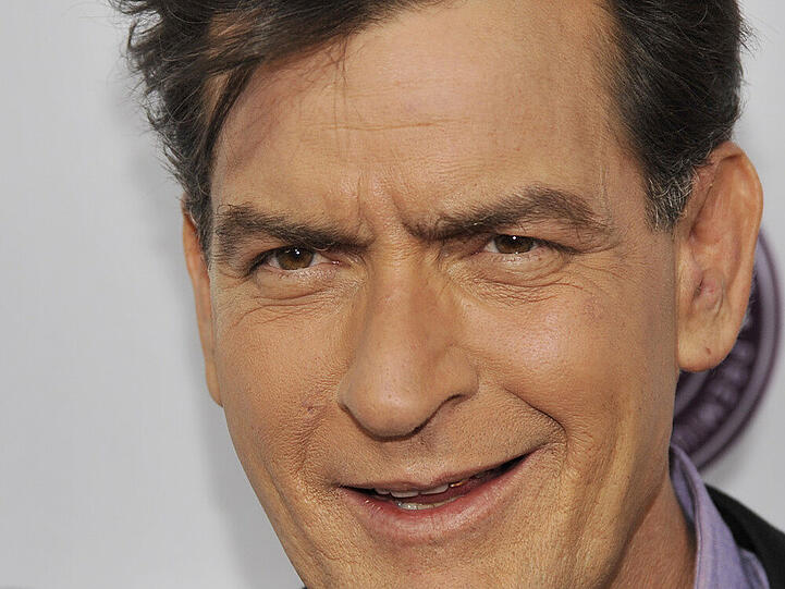 Porno-Stars, Dreier und ein Bond-Girl: So heiß liebt Charlie Sheen