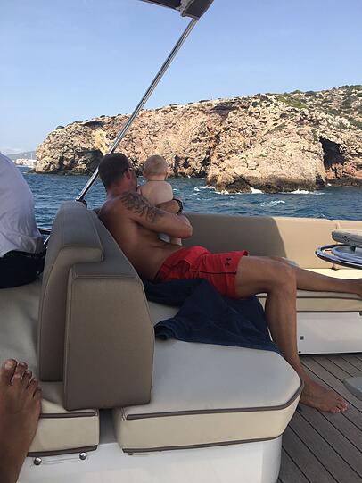 Mario Daser mit seinem Sohn Damian auf einer Yacht in Monaco