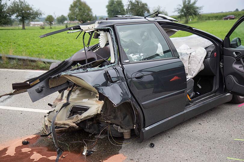 In Petting kam es am Montag zu einem schweren Unfall. Eine Frau wurde dabei tödlich verletzt, ihr Auto glich danach einem Wrack.