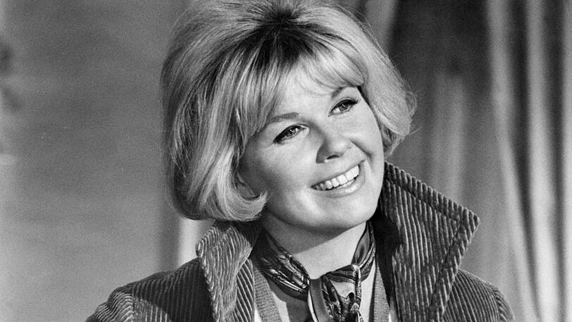 Im Alter von 97 Jahren ist Schauspielerin Doris Day am 13. Mai gestorben. Sie war zugleich eine der erfolgreichsten Sängerinnen des 20. Jahrhunderts und einer der größten Stars Hollywoods in den 50ern und 60ern.
