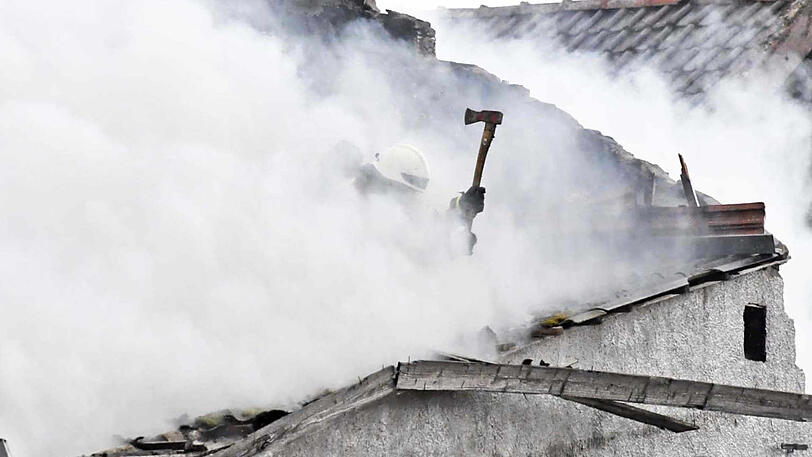 Die Bilder vom Feuerwehreinsatz in Pesenlern. Hier hatten es die Einsatzkräfte mit einem Großbrand auf einem Pferdehof zu tun.