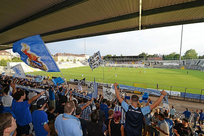 Die Gegengerade des Grünwalder Stadions, von den Fans Stehhalle genannt, ist die Heimat der Löwen-Anhänger im Grünwalder Stadion.
