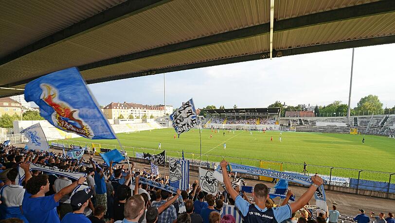 Die Gegengerade des Grünwalder Stadions, von den Fans Stehhalle genannt, ist die Heimat der Löwen-Anhänger im Grünwalder Stadion. Die Gegengerade des Grünwalder Stadions, von den Fans Stehhalle genannt, ist die Heimat der Löwen-Anhänger im Grünwalder Stadion.