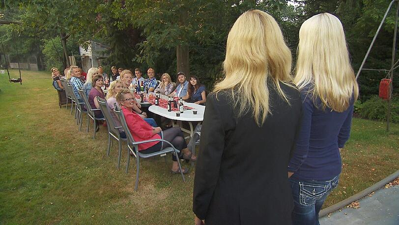 Die patente Jungbäuerin Lena (24, r.) stellt ihre Liebe Janine (24) bei einem Grillfest ihren Freunden und ihrer Familie vor.