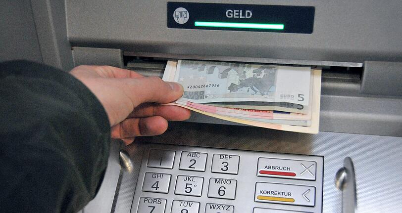Die Polizei konnte ein Täterpärchen stellen, das mehrere Geldautomaten präparierte.