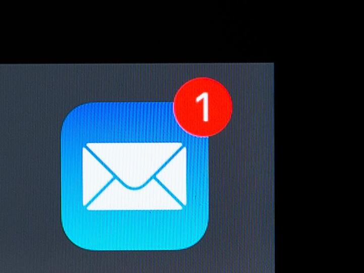 Eine E-Mail-App ist auf dem Bildschirm eines iPhones zu sehen. Foto: Silas Stein/Archiv