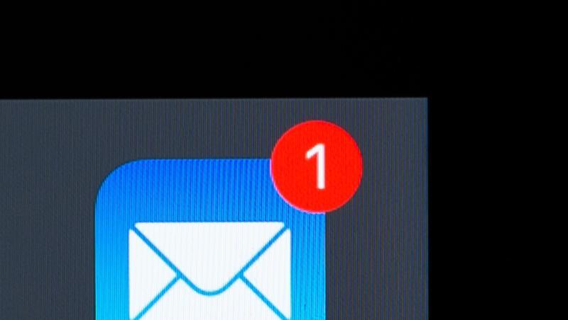 Eine E-Mail-App ist auf dem Bildschirm eines iPhones zu sehen. Foto: Silas Stein/Archiv Eine E-Mail-App ist auf dem Bildschirm eines iPhones zu sehen. Foto: Silas Stein/Archiv