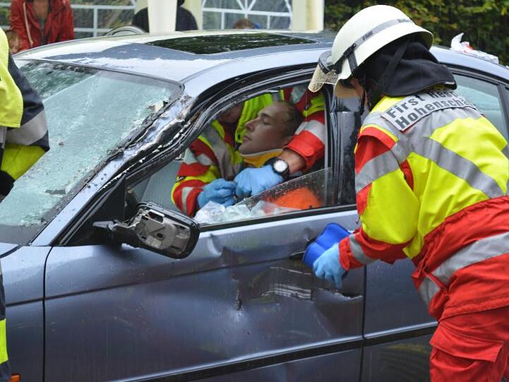First Responder der Freiwilligen Feuerwehr Hohenschäftlarn üben die Versorgung eines Patienten in einem verunglückten Fahrzeug.
