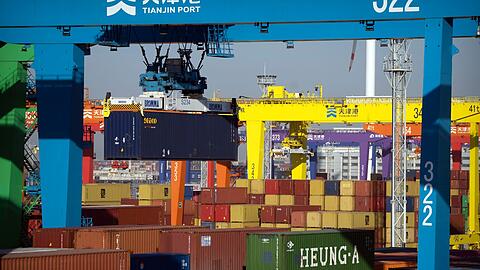 Ein Kran hebt einen Schiffscontainer im Hafen in Tianjin. Die chinesischen Exporte stiegen im April zwar an, doch geringer als im Vormonat.