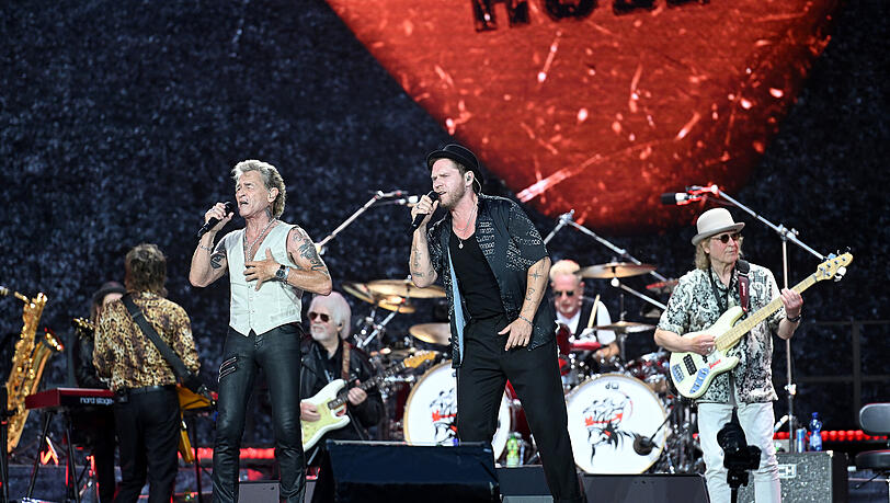 Peter Maffay und Sänger Johannes Oerding live auf dem Münchner Königsplatz Peter Maffay und Sänger Johannes Oerding live auf dem Münchner Königsplatz