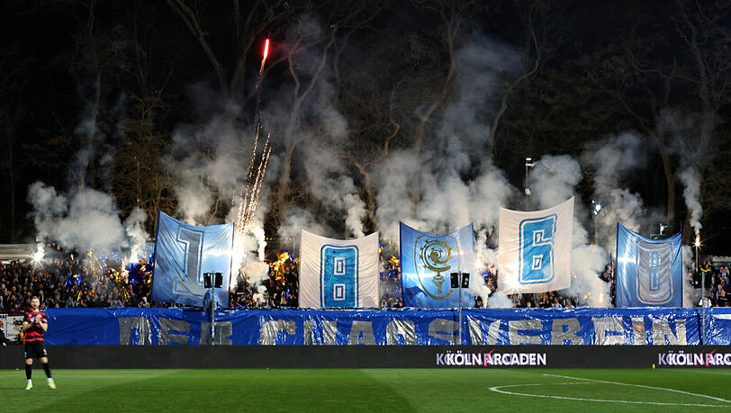 "1860 &ndash; der Chaosverein": Die mitgereisten L&ouml;wen-Fans z&uuml;ndeln im Sportpark H&ouml;henberg.