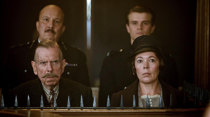 Edith (Olivia Colman) und ihr Vater Edward (Timothy Spall) bringen Rose wegen der schlüpfrigen Briefe vor Gericht. Edith (Olivia Colman) und ihr Vater Edward (Timothy Spall) bringen Rose wegen der schlüpfrigen Briefe vor Gericht.