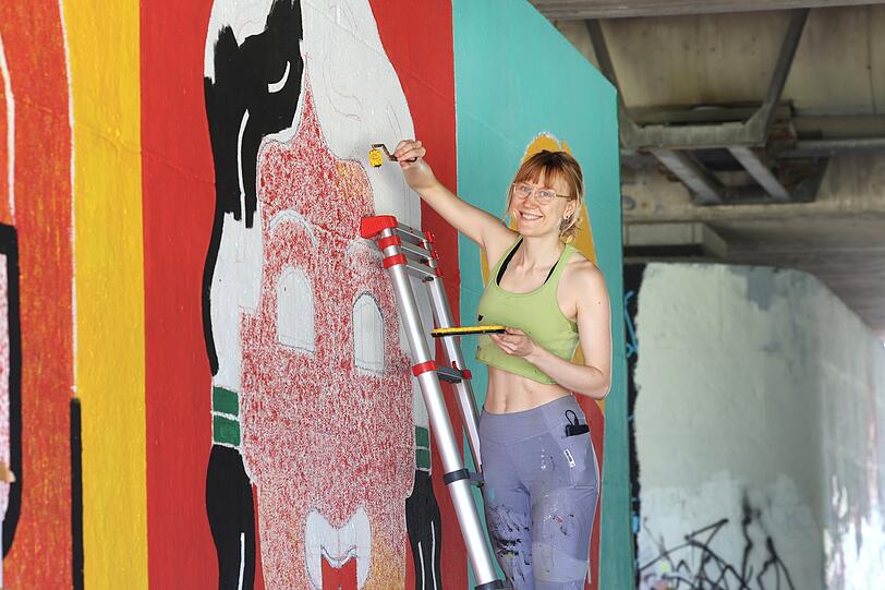 Die Illustratorin Karen Exner (31) gehört zu den Künstlern, die aktuell die Brückenpfeiler der Brudermühlbrücke neu gestalten dürfen. Ihr Motiv auf der 13 Meter langen Wand: vier großformatige Köpfe. Die Illustratorin Karen Exner (31) gehört zu den Künstlern, die aktuell die Brückenpfeiler der Brudermühlbrücke neu gestalten dürfen. Ihr Motiv auf der 13 Meter langen Wand: vier großformatige Köpfe.