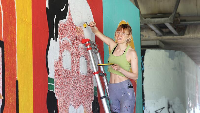 Die Illustratorin Karen Exner (31) gehört zu den Künstlern, die aktuell die Brückenpfeiler der Brudermühlbrücke neu gestalten dürfen. Ihr Motiv auf der 13 Meter langen Wand: vier großformatige Köpfe. Die Illustratorin Karen Exner (31) gehört zu den Künstlern, die aktuell die Brückenpfeiler der Brudermühlbrücke neu gestalten dürfen. Ihr Motiv auf der 13 Meter langen Wand: vier großformatige Köpfe.