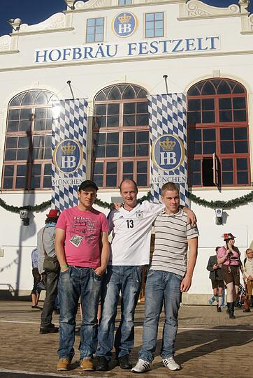 Stephane (20), Rafael (30) und Thomas (25) aus Rahling in Lothringen/Frankreich warten auf die Öffnung des Hofbräuzeltes:
"Wir waren gestern schon hier und bleiben heute auch wieder den ganzen Tag. Wir sind etxtra zum Oktoberfest angereist. Im Hotel haben wir gestern Abend noch bis drei Uhr früh weitergefeiert. Die Wiesn gefällt uns sehr gut. Es ist tolle Stimmung und man lernt soviele nette Leute kennen. Wenn wir den ganzen Tag hier sind schaffen wir schon so 10 Maß."