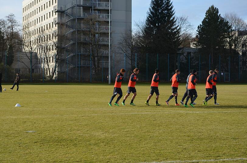 Ohne Dolmetscher geht nichts: Neu-Löwe Yuya Osako und sein Übersetzer Kim Dämpfling beim 1860-Training am Donnerstagvormittag.