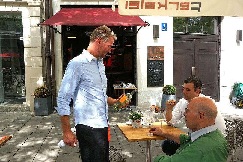 Die Terrasse auf der Prälat-Zistl-Straße soll sich auch zum Treff für Wein-Freaks entwickeln.