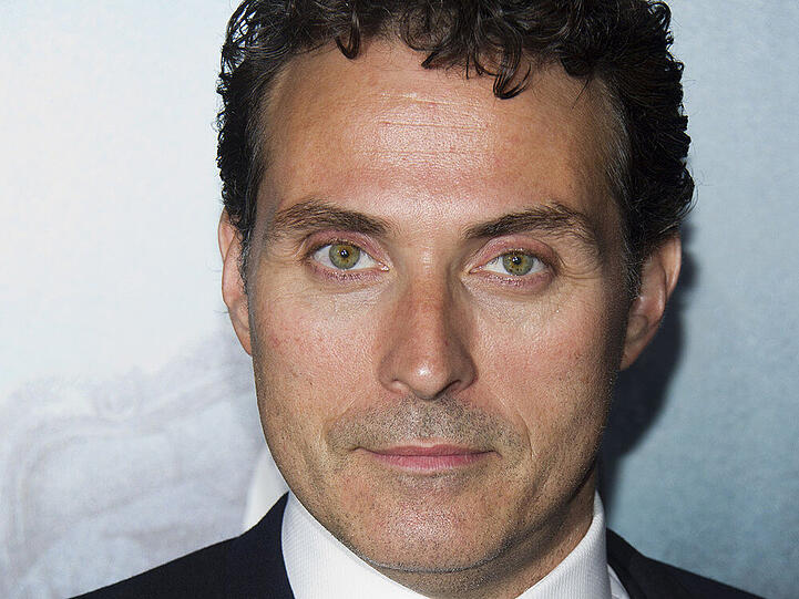 Rufus Sewell ist Tom Builder im Historien-Epos "Die Säulen der Erde" von Ken Follett