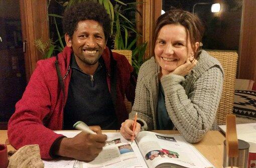 Lernen gemeinsam Deutsch: Bettina Hiltl und Arkebe aus Eritrea.