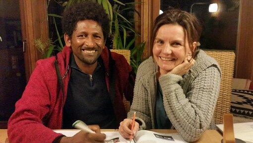 Lernen gemeinsam Deutsch: Bettina Hiltl und Arkebe aus Eritrea. Lernen gemeinsam Deutsch: Bettina Hiltl und Arkebe aus Eritrea.