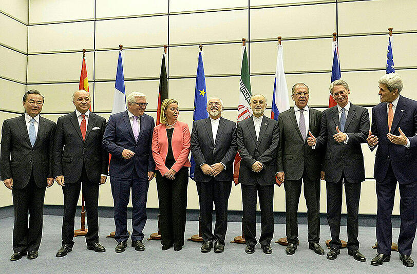 der chinesische Außenminister Wang Yi, der französische Außenminister Fabius Laurent, der deutsche Außenminister Frank-Walter Steinmeier, die Hohe Vertreterin der Europäischen Union für Außen- und Sicherheitspolitik Federica Mogherini, der iranische Außenminister Mohammad Javad Zarif, Iran's Botschafter der IAEA Ali Akbar Salehi, der russische Außenminister Sergei Lavrov, der britische Außenminister Philip Hammond und der US-Außenminister John Kerry während einer Pressekonferenz in Wien.