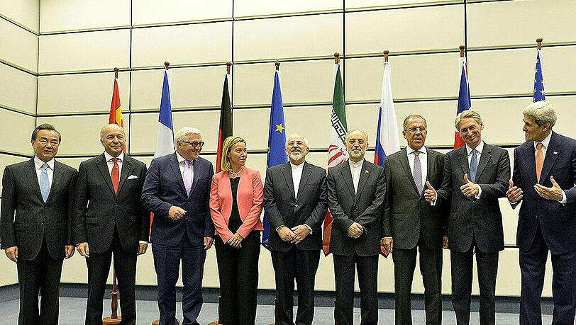 der chinesische Außenminister Wang Yi, der französische Außenminister Fabius Laurent, der deutsche Außenminister Frank-Walter Steinmeier, die Hohe Vertreterin der Europäischen Union für Außen- und Sicherheitspolitik Federica Mogherini, der iranische Außenminister Mohammad Javad Zarif, Iran's Botschafter der IAEA Ali Akbar Salehi, der russische Außenminister Sergei Lavrov, der britische Außenminister Philip Hammond und der US-Außenminister John Kerry während einer Pressekonferenz in Wien. der chinesische Außenminister Wang Yi, der französische Außenminister Fabius Laurent, der deutsche Außenminister Frank-Walter Steinmeier, die Hohe Vertreterin der Europäischen Union für Außen- und Sicherheitspolitik Federica Mogherini, der iranische Außenminister Mohammad Javad Zarif, Iran's Botschafter der IAEA Ali Akbar Salehi, der russische Außenminister Sergei Lavrov, der britische Außenminister Philip Hammond und der US-Außenminister John Kerry während einer Pressekonferenz in Wien.