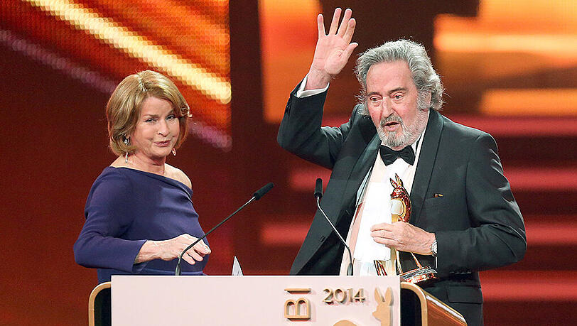 Ein letzter großer Auftritt: Helmut Dietl bekommt Mitte November 2014 von Schauspielerin Senta Berger ein Bambi für sein Lebenswerk. Ein letzter großer Auftritt: Helmut Dietl bekommt Mitte November 2014 von Schauspielerin Senta Berger ein Bambi für sein Lebenswerk.