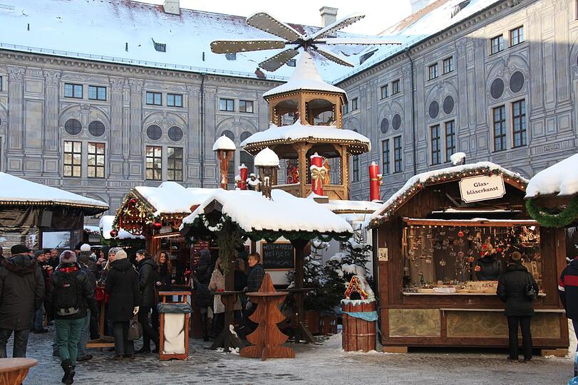 Weißer Advent 2012 am Christkindlmarkt im Kaiserhof der Residenz.