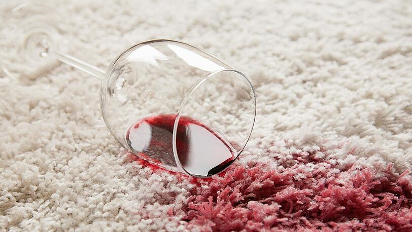 Dumm gelaufen: Das Glas fiel runter, Rotwein runiert den Teppich. Dumm gelaufen: Das Glas fiel runter, Rotwein runiert den Teppich.