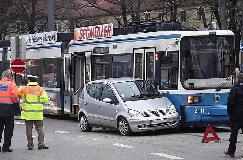Bilder vom Unfall in der Cosimastraße. Ein Mercedes kollidierte mit einer Straßenbahn.