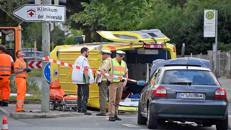 Das Rettungsfahrzeug aus der Steiermark soll auf einer Rückholfahrt aus Slowenien unterwegs zum Klinikum Großhadern gewesen sein.