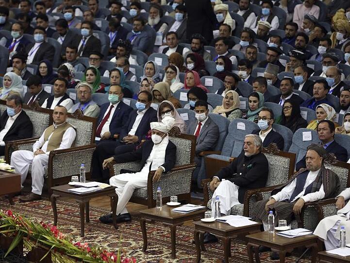 Teilnehmer der Loja Dschirga, der großen Ratsversammlung, in Kabul.