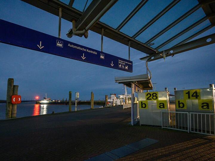 Fährhafen von Harlesiel: Es finden wegen des erwarteten Sturms "Sabine" erstmal keine Fahrten zur Nordseeinsel Wangerooge statt.