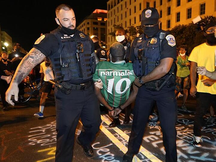Polizisten führen einen Demonstranten während eines Protests gegen US-Präsident Trump ab.
